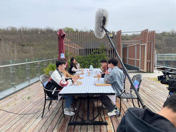 2022年3月，南京大学校园恋综《春日邂逅的恋爱》拍摄现场。受访者供图