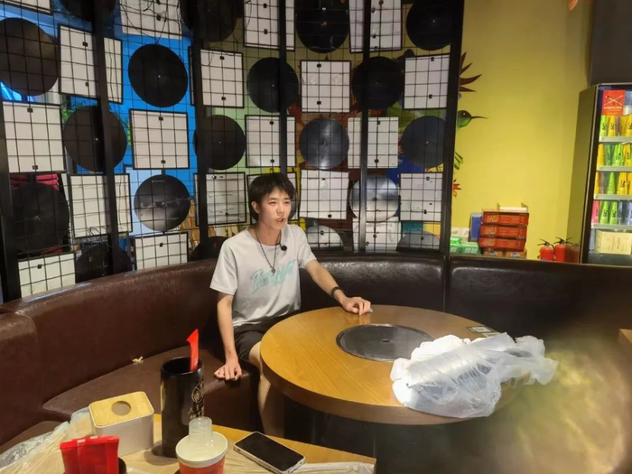 9月23日晚，小路与女嘉宾约会结束后，节目组正在对小路进行采访。新京报记者 李照 摄