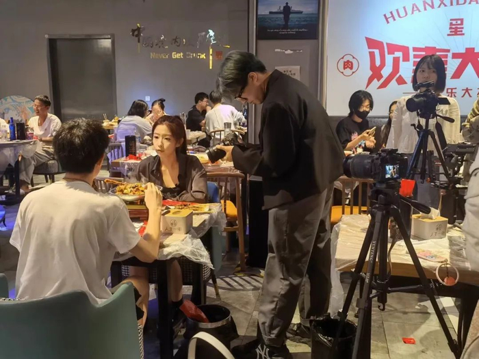 9月23日晚，武汉大学校园恋综《我想认识你Ⅱ》在校外一家大排档拍摄。新京报记者 李照 摄