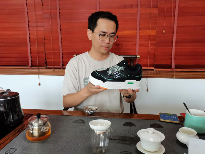 肖方展示首批莆田鞋集体商标新款鞋。 陈思甜 图