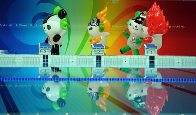 2008年8月17日，福娃“晶晶”、“迎迎”、“妮妮”和“欢欢”（从左至右）为选手助威。新华社记者赵鹏摄