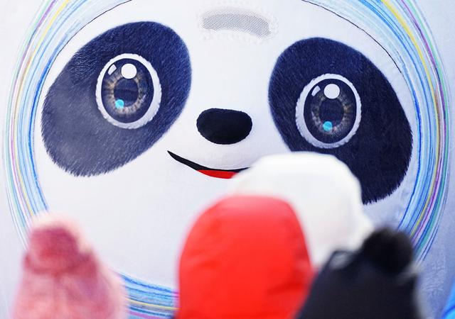 2月16日，“冰墩墩”在观赛区与观众互动。新华社记者 贺长山 摄