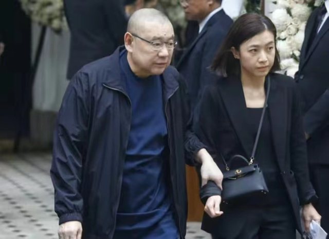 71岁富豪刘銮雄现身街头,4位保镖拿白毛巾紧随,严重洁癖遭吐槽