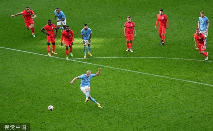 哈兰德主罚点球。