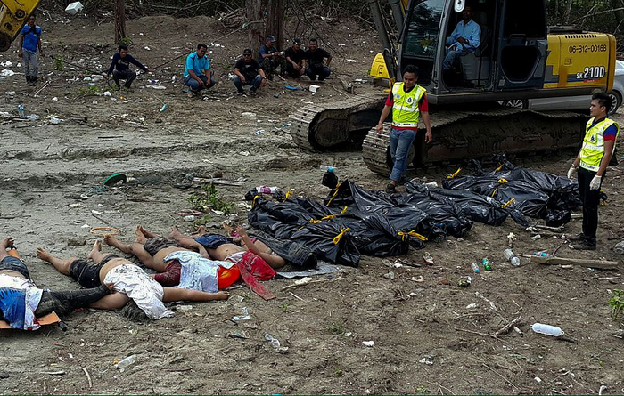 2016年1月26日消息，马来西亚哥打丁宜，马来西亚皇家警察发布的图片显示海滩上印尼非法移民的尸体。视觉中国 资料图
