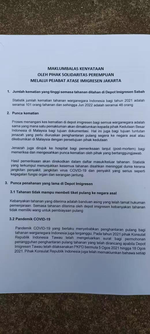 马来西亚驻雅加达大使馆向KBMB妇女工作分支组织回复的信件字样。第一条写道“据统计，2021年印尼公民拘留者的死亡人数达101人，2022年（1月到）6月达到48人。”受访者 供图