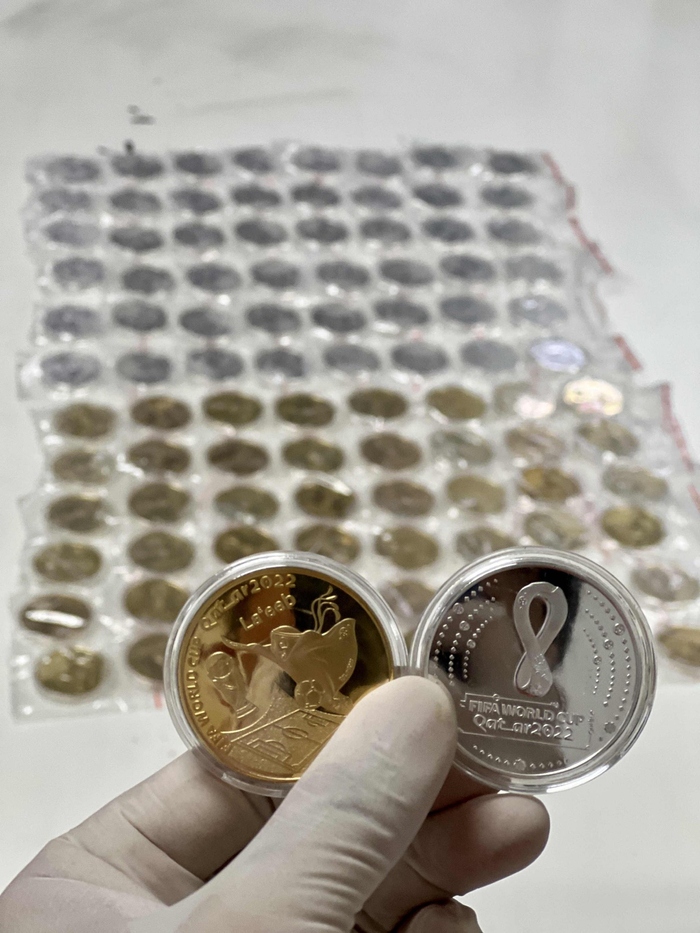 浦东机场海关查获102枚侵权世界杯纪念币。 顾伟斌 图
