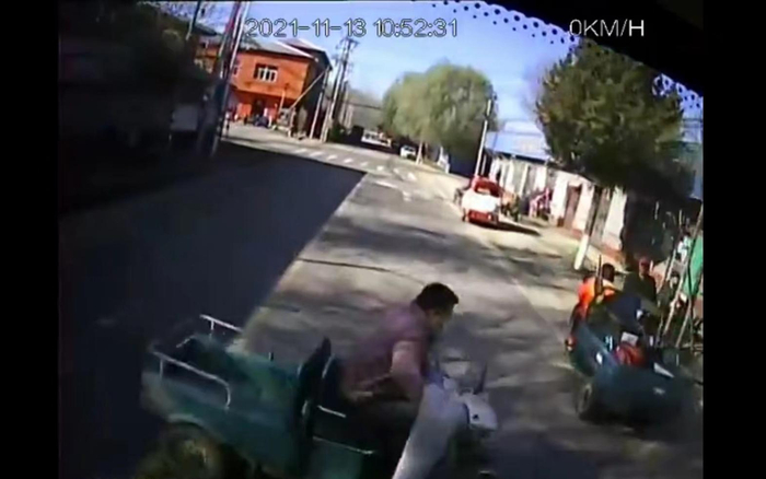 公交车外部监控视频。图源：顺义法院