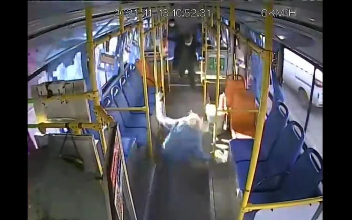 刹车后，公交车内视频监控画面截图。图源：顺义法院