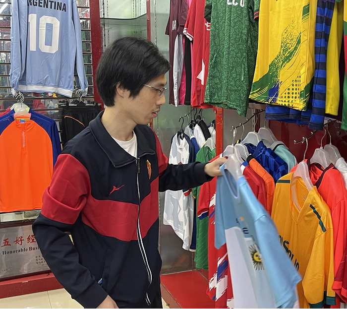 ▲从小商贩成长为球衣制造商，温从见今年开始尝试原创设计球迷助威服。