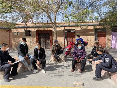 吴忠市盐池县公安局花马池派出所民警在南关社区调解矛盾纠纷。