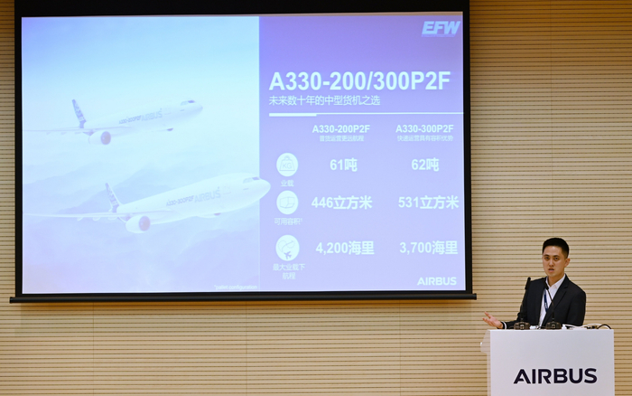 空中客车相关负责人介绍货机机型。新京报记者 陶冉 摄