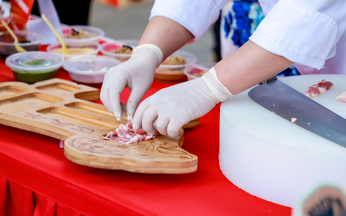 北京匹夫火锅品牌大厨在摆放羊肉。主办方供图