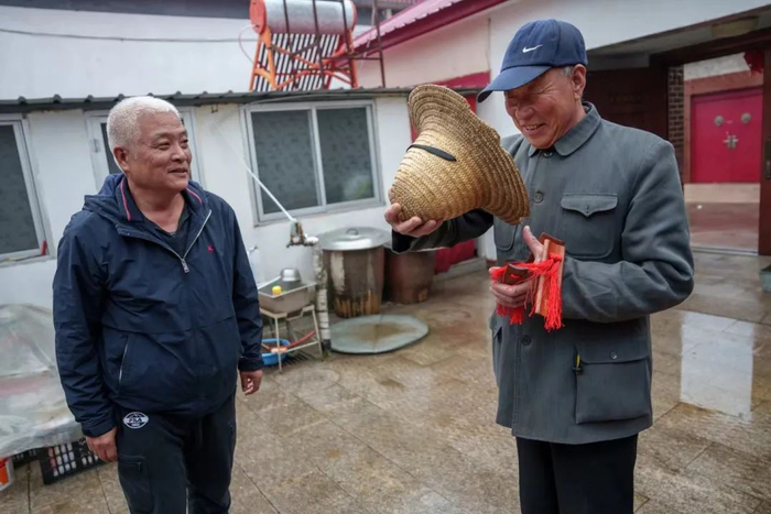 ▲10月26日，高克昌在视频拍摄前，给蔡宝库衣着穿搭建议。新京报记者 王子诚 摄&nbsp;