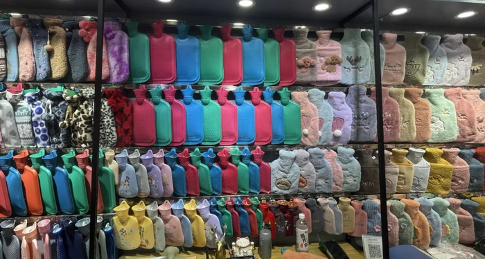 ▲义乌销售的热水袋。新京报贝壳财经记者 覃澈 摄&nbsp;