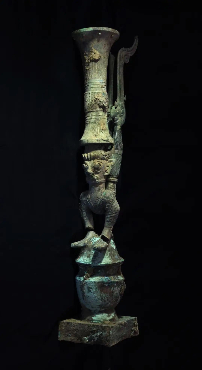 　鸟足曲身顶尊神像