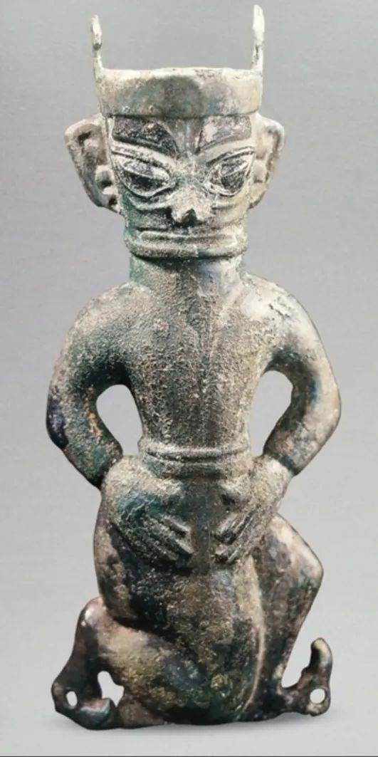 　三星堆的小铜人脚蹬翘头靴&nbsp;