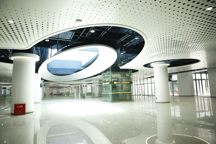 站厅中部采用透光的景观水池地面呈现波光粼粼的效果，增加了采光和趣味性。