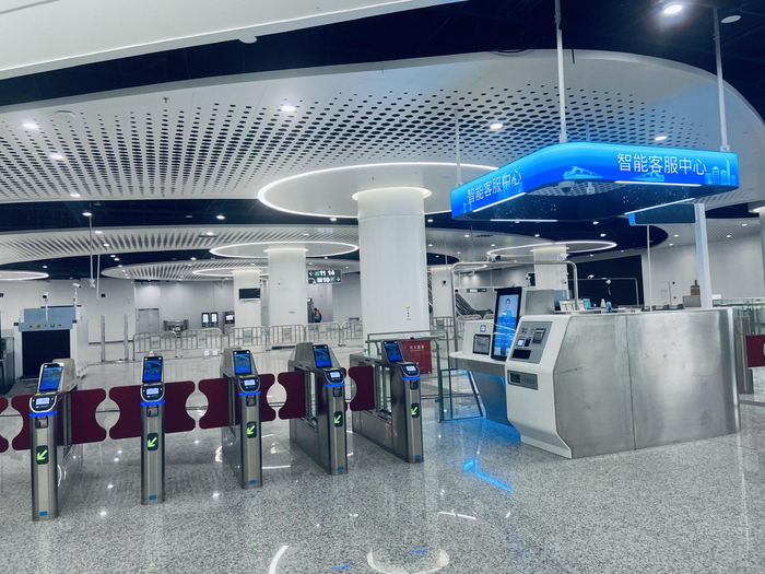 大运枢纽刷脸进站闸机和智能客服中心