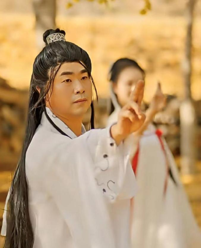  解伟在短视频中的古装扮相