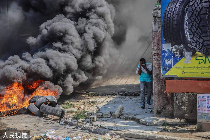 当地时间2021年10月18日，海地首都太子港，当地街头一片狼藉&nbsp; 图源：人民视觉