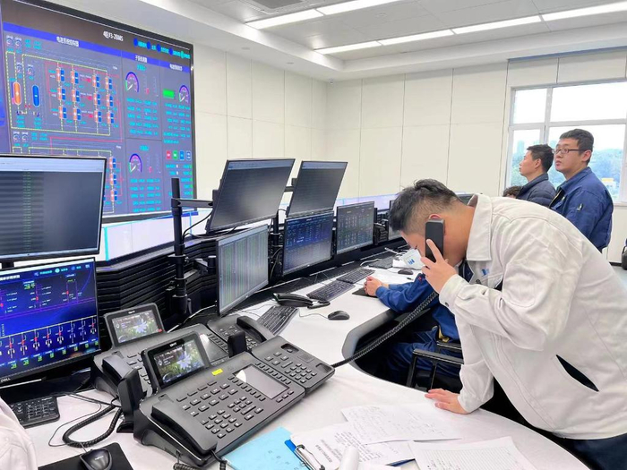 　　大连液流电池储能调峰电站工作人员申请满负荷充放电。（大连恒流储能电站有限公司供图）