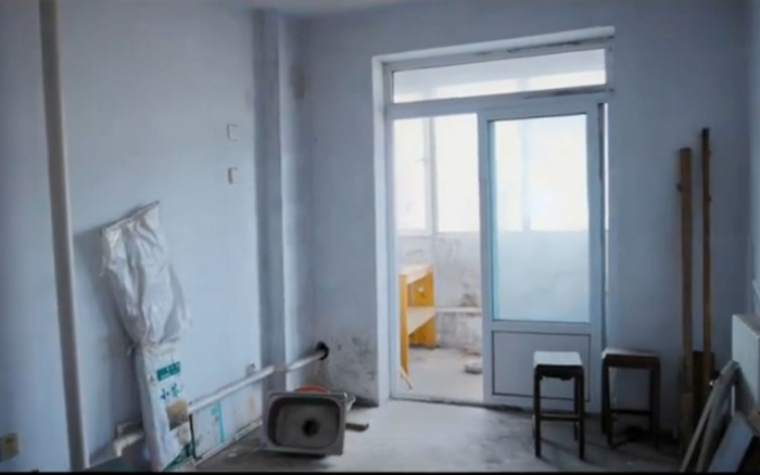 秦潇越跟着小豪哥去看了一套房，价格只要四万元左右。但房子老旧，厨房建在阳台上，位置也相对偏远。受访者供图