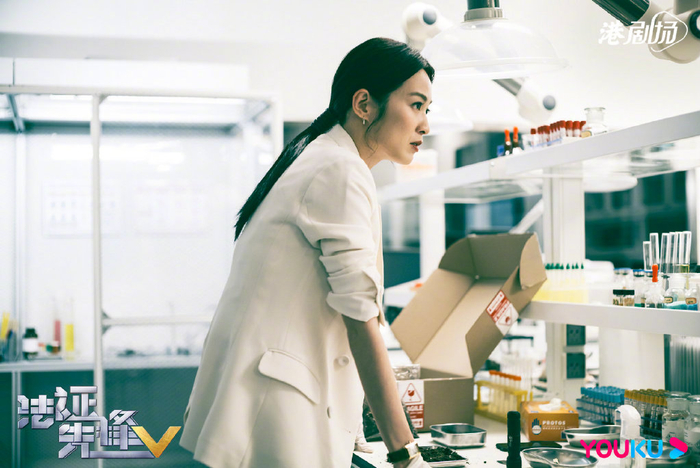 蔡洁 饰 法医科高级医生范佩清