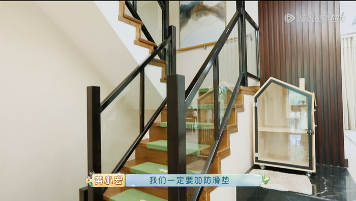 楼梯适老化改造可加装双侧扶手与防滑垫（图源：综艺《忘不了餐厅2》）