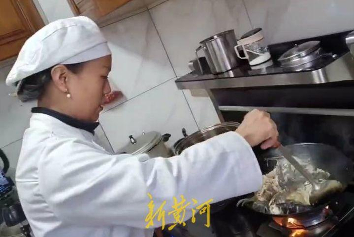 △章兰清正在代厨 受访者供图