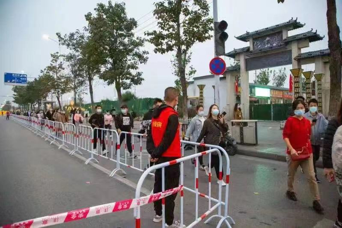 10月31日，郑州航空港区疫情防控指挥部发布消息，已要求富士康落实“四方责任”，有序恢复生产生活秩序。 来源：郑州航空港区发布