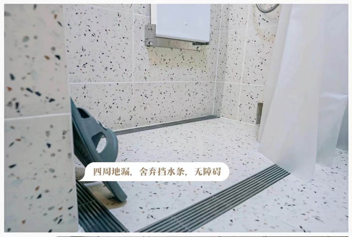 大龙设计的卫生间舍弃了可能导致摔跤的挡水条（受访者供图）