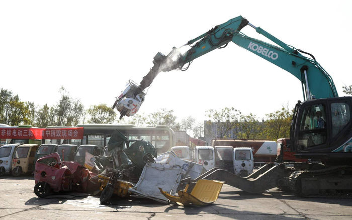 工作人员开始销毁快递非标电动三轮车。新京报记者 浦峰 摄