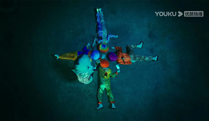 第五季开篇的小丑案预告，与前四季呼应。