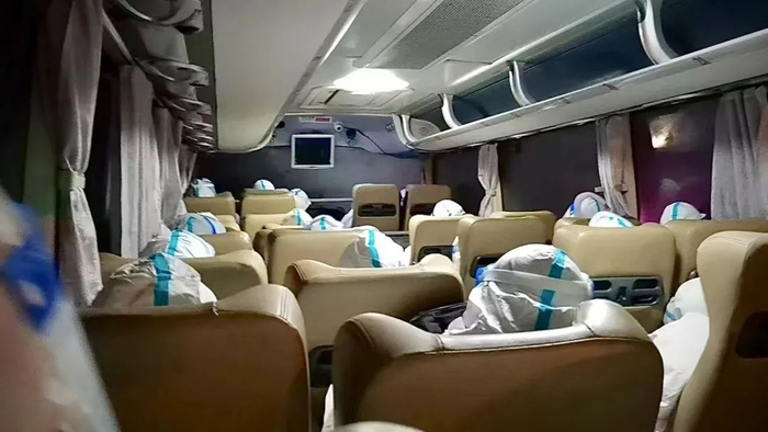 返乡者抵达登封市唐庄收费站后，被接上转运大巴。受访者供图。