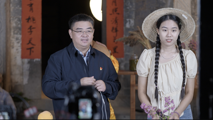 9月17日，陈灿平在湖北省罗田县九资河镇官基坪村进行直播。2022年7月，陈灿平受聘成为官基坪村“第一书记”。本文图片均为 澎湃新闻记者 黄之涵 图