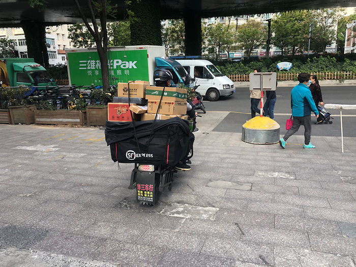 11月2日上午，顺丰快递员在送货。