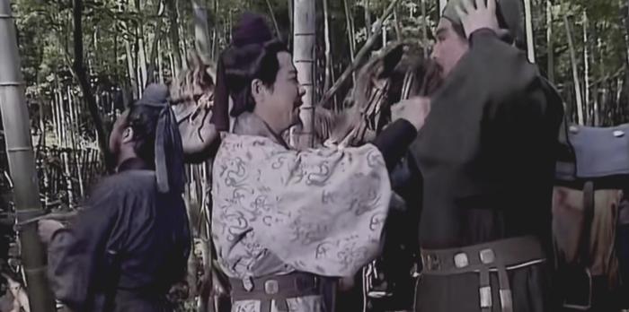 绿锦战袍乃兄长所赠。图为电视剧《三国演义》（1994）剧照。