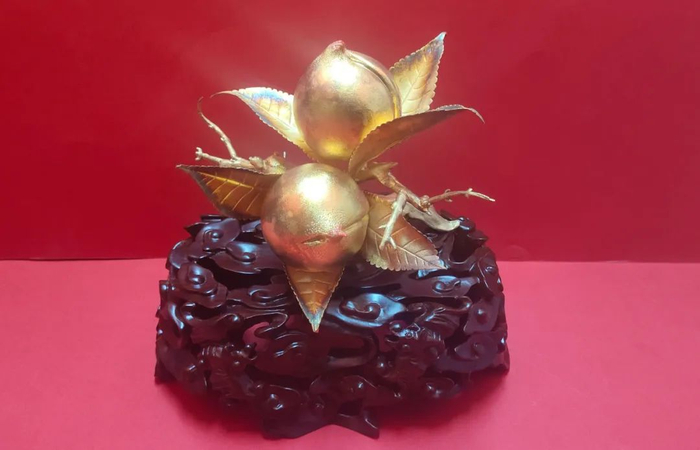 ▲李建军和刘浩合作完成的金银细工作品《福寿安康》。受访者供图