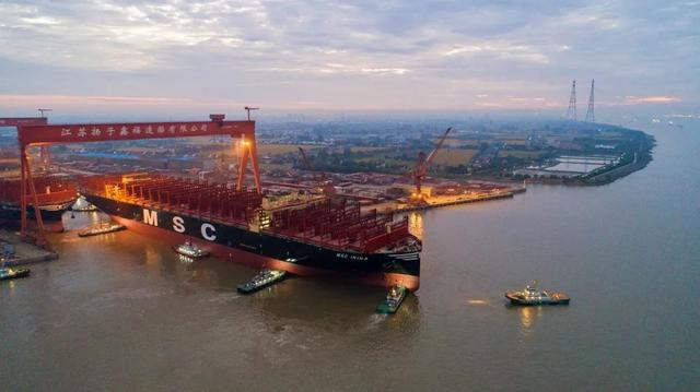 全球最大型集装箱船出坞现场。泰州海事 微信公众号 图
