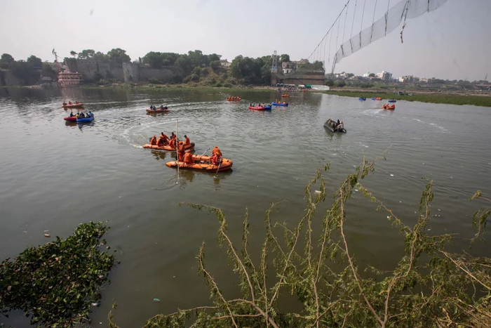　　▲当地时间2022年11月1日，印度古吉拉特邦莫尔比市，当地吊桥倒塌事故后，救援工作持续进行。图/IC photo