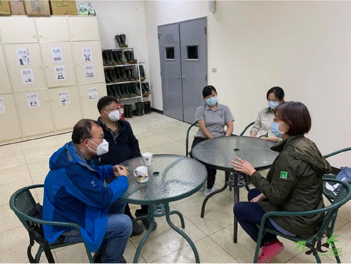 吴虹林（左一）、魏明（左二）与园方人员讨论“团团”病况。图自联合新闻网