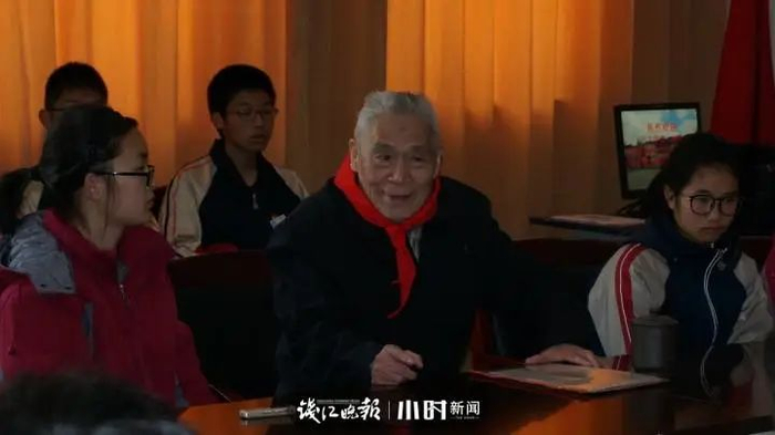 2017年，韩老回家乡给小学生作科普报告。