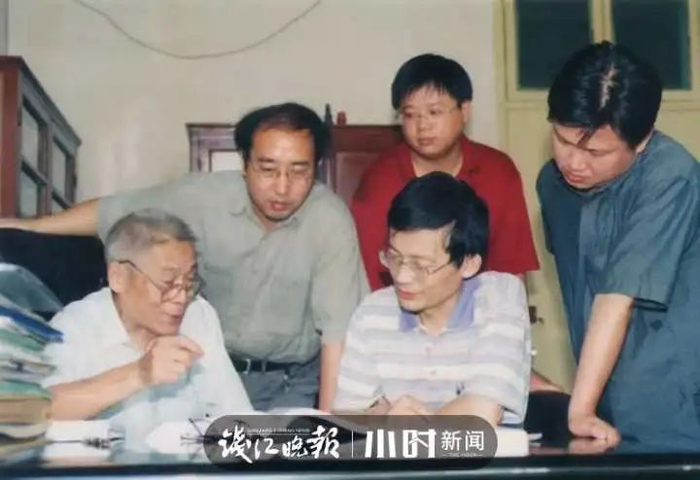 　韩老早期工作照，左一为韩老。