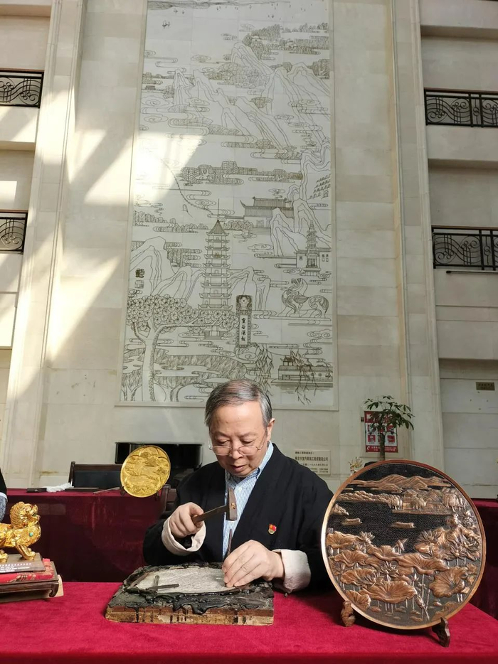 ▲2021年，李建军在演示金银细工制作技艺。受访者供图