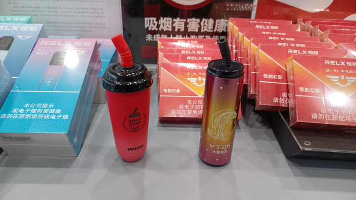 ▲已禁售但仍在隐秘流通的奶茶杯和可乐罐水果味电子烟。新京报贝壳财经记者孙文轩 摄