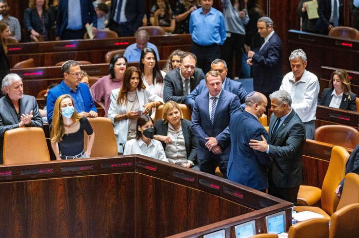 ▲2022年6月30日，贝内特（前右二）和拉皮德（前右一）参加以色列议会全会。图/新华社