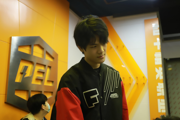 程俊洋（ID：潇十二）正在慢慢适应职业选手生活。  4AM俱乐部供图