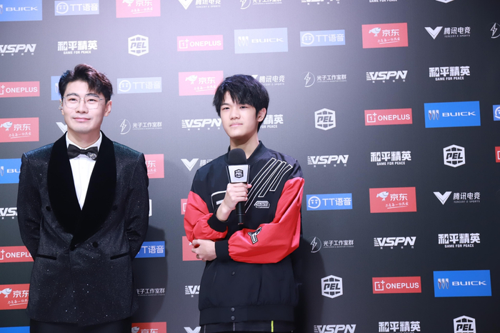 程俊洋（ID：潇十二）（右）线下赛表现出色。  4AM俱乐部供图