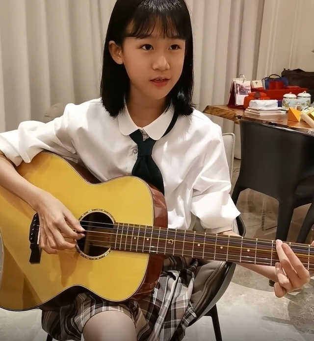 陆毅14岁女儿腿太长!身材太瘦裤子显松垮,一双胳膊细到似竹竿